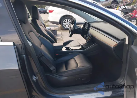 2018 Tesla Model 3 Long Range/Mid Range z USA, uszkodzony, nr VIN 5YJ3E1EA2JF023742